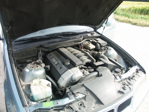 BMW 325i versus BMW 323i