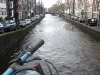 Un canal, avec son vélo...