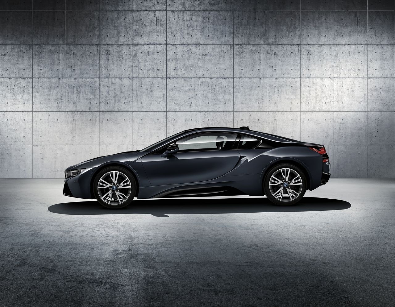 BMW i8 Protonic Dark Silver Edition